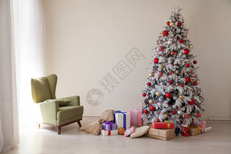 白色房间里的圣诞树礼物新年室内201图片