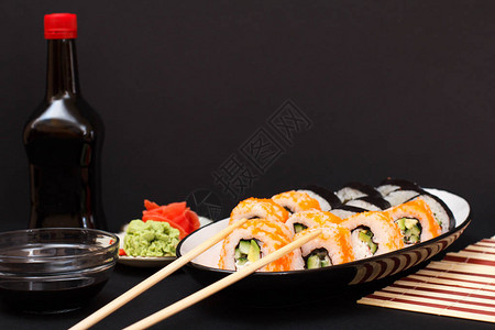 寿司卷配紫菜米饭鳄梨片黄瓜图片