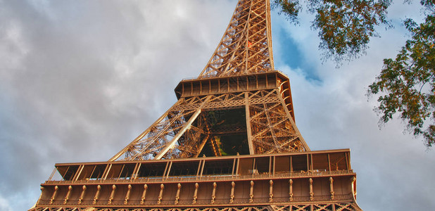 巴黎埃菲尔铁塔的自下而上视图图片
