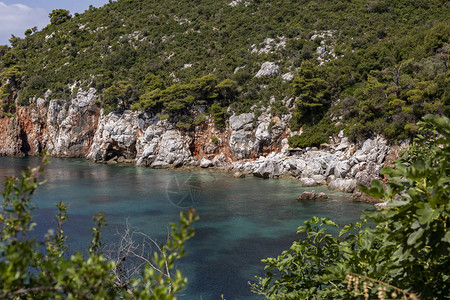 在爱琴海有悬崖和清水的图片