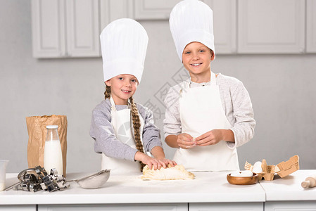 快乐的兄妹在厨房做饼干准备面粉吃图片