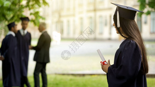 学院女毕业生庆祝成功完成教育未来和未图片