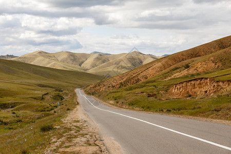 蒙古的DarkhanUlaanbaatar公路高清图片