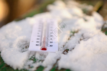 雪中温度计图片