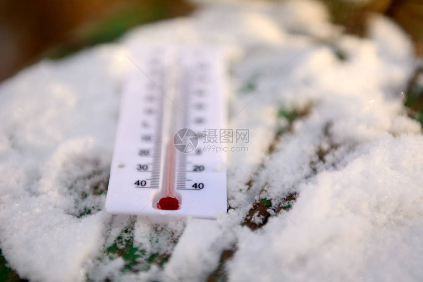 雪中温度计图片