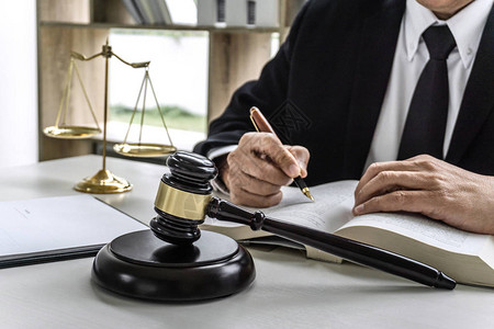 法律师和司法概念男律师或公证人在工作场所办公室处理重要案件图片