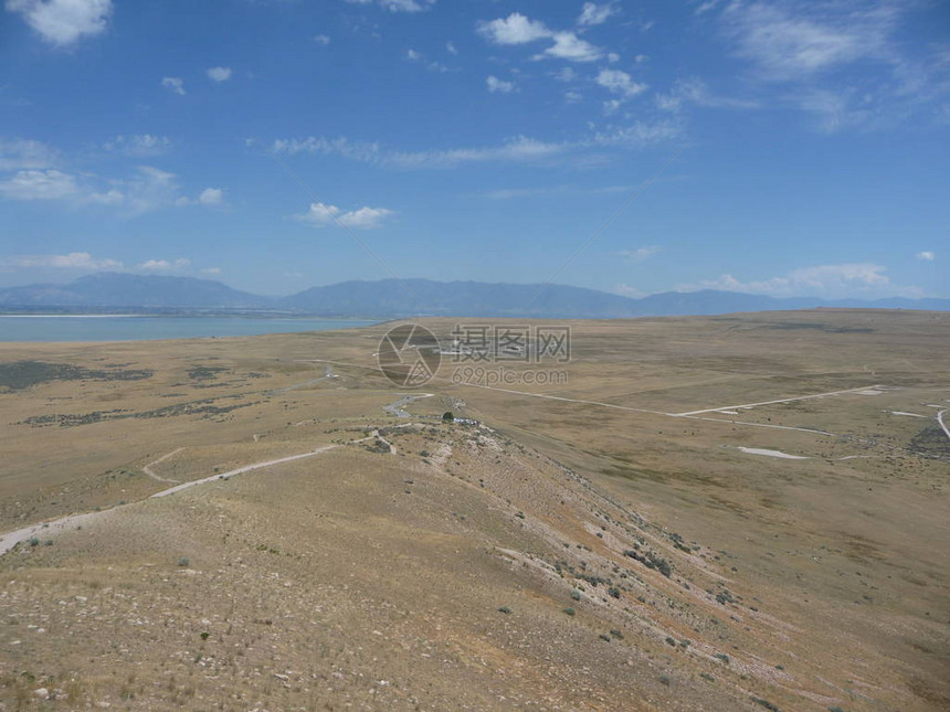 犹他州大盐湖沿线有着遥远的山丘和蓝天图片