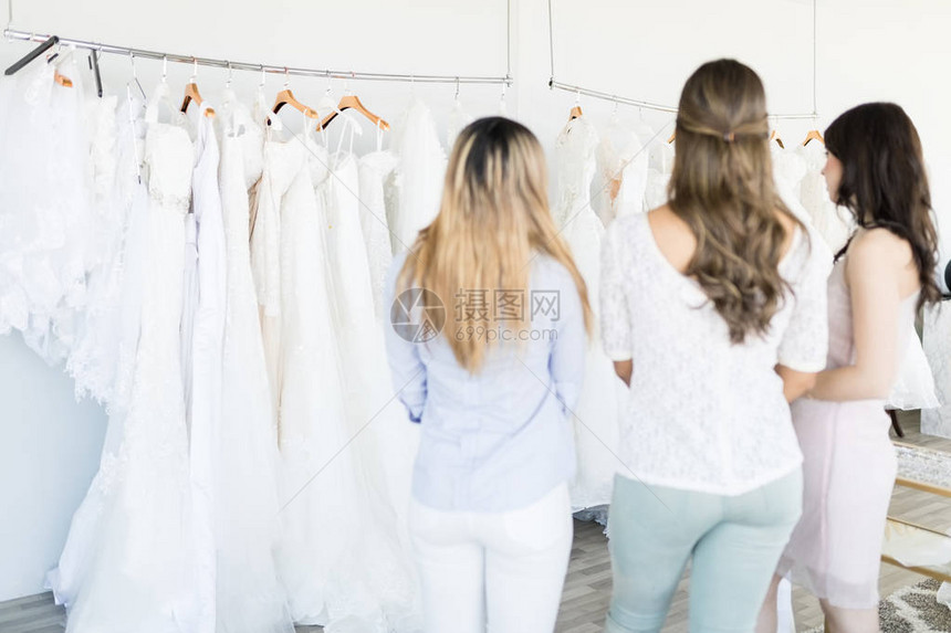 女朋友选择优雅的白色礼服让图片