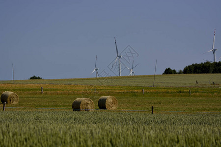 干草和风力涡轮机数量众图片