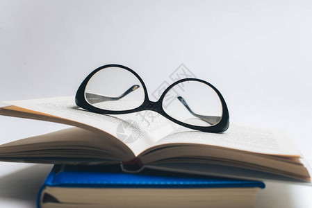 带眼镜和笔的记本带眼镜的书带眼镜的蓝色笔记本带茶杯的书用眼镜和笔工作图片