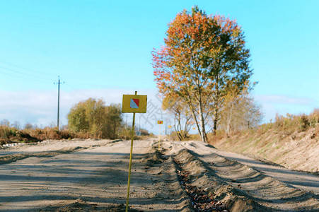 标记道路维修土路缘的标高图片