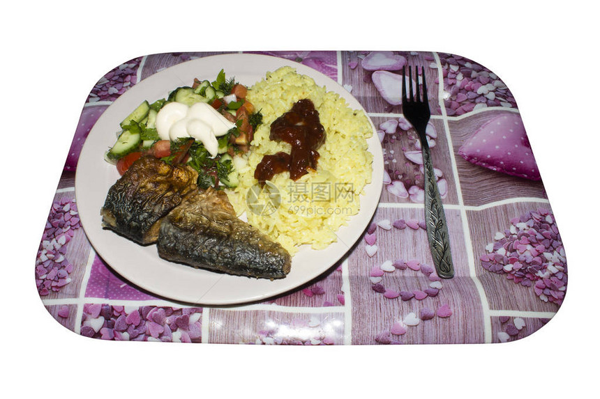 盘子上有鱼和沙拉的米饭在白色背景中被孤立的托盘上放图片