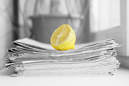 报纸和柠檬的堆放图片