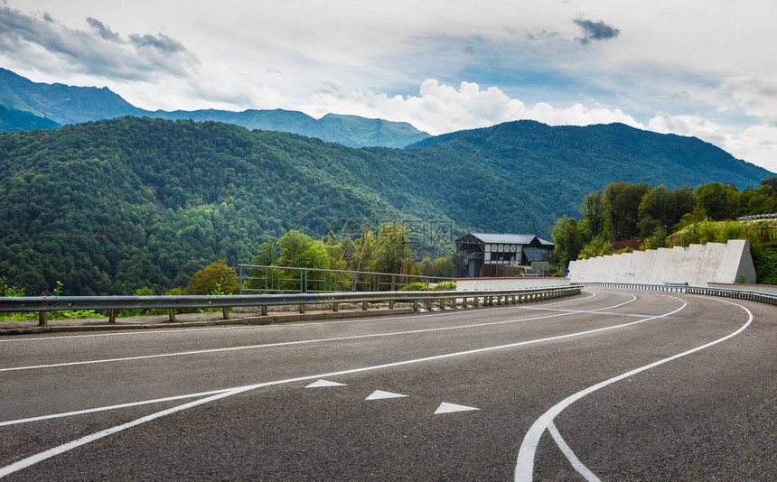 弯曲道路的视图在山路上开车在山的柏油路空图片