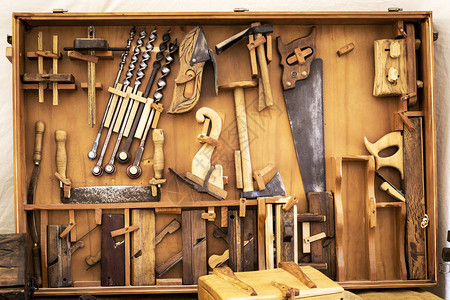 老木工店里的老木匠手工具图片