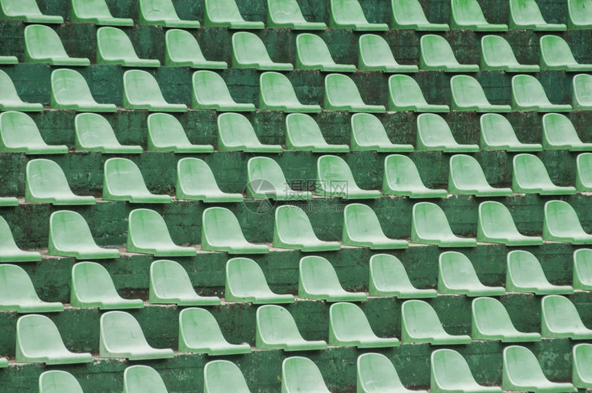 空的绿色塑料观众坐在网球场看台上的特写图片