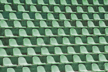 空的绿色塑料观众坐在网球场看台上的特写图片