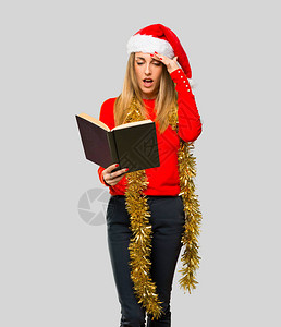 金发女人穿着衣服在圣诞节日盛装打扮图片