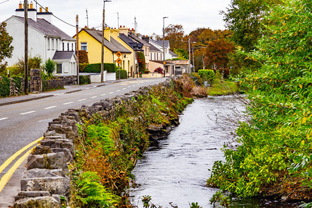 爱尔兰欧赫特尔德的房屋和公路以图片
