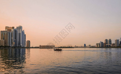 清晨在沙迦有一条船的水域图片