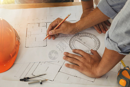建筑设计师或工程师在蓝图建筑图片