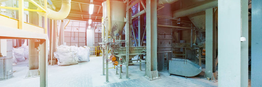 现代操作工厂设备与一些化学重工业机械金属图片