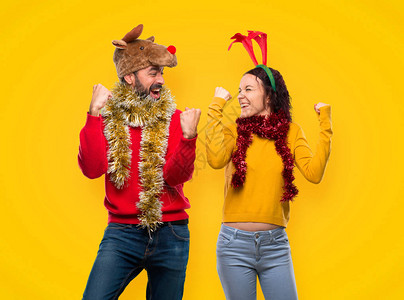 一对夫妇在圣诞假期盛装庆祝黄色中图片