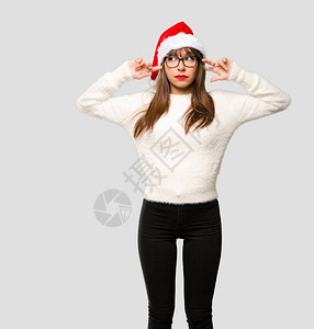 女孩在庆祝圣诞节日用孤立的灰色双图片