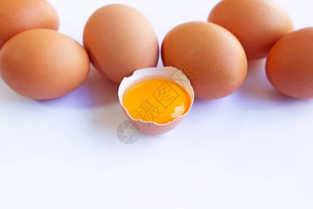白色背景上的蛋黄鸡蛋图片