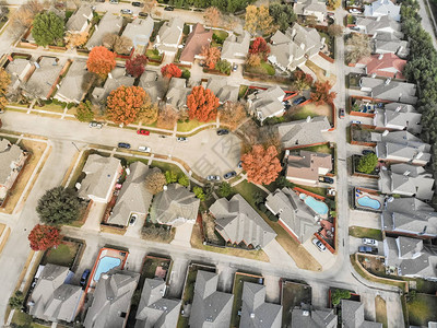 美国德克萨斯州达拉斯市郊区欧文的鸟瞰住宅区图片
