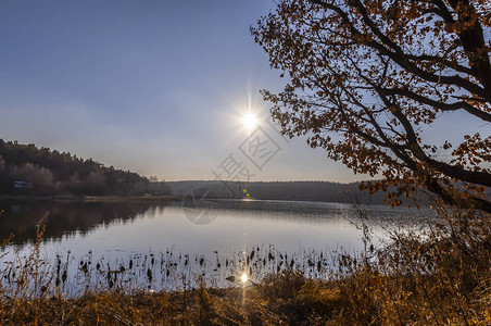 秋天风景日落和湖泊Jinggyuetan图片