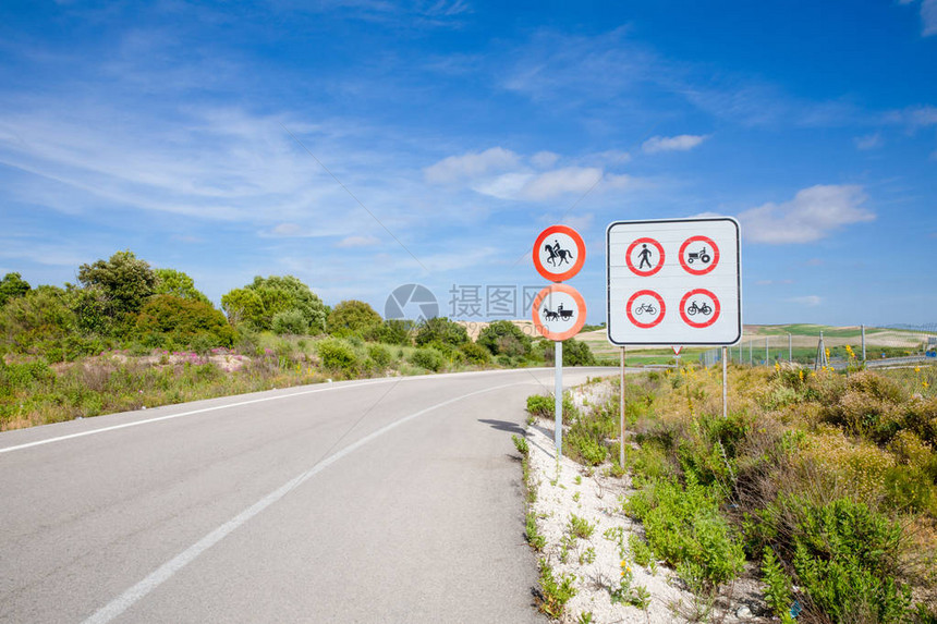 在西班牙欧洲道路的高速公路上行驶前显示违禁车辆符号图片