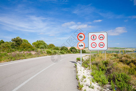 在西班牙欧洲道路的高速公路上行驶前显示违禁车辆符号图片