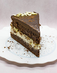 一块自制的巧克力花蛋糕配香草奶油图片