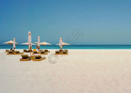 美丽的海滩在阿拉伯湾的岸边有一图片