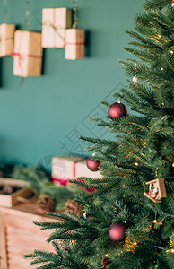 新年装有带圣诞树的彩带和圣图片