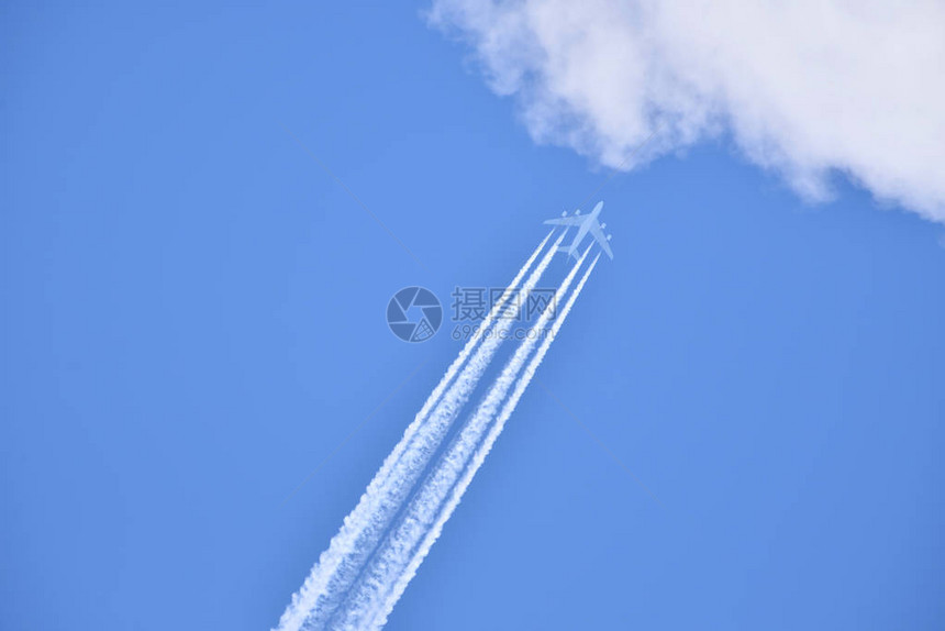 空中飞机在晴蓝的天空中飞图片