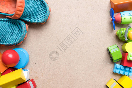 儿童玩具框架与木块立方体玩具工和木制背景上的汽车平躺图片