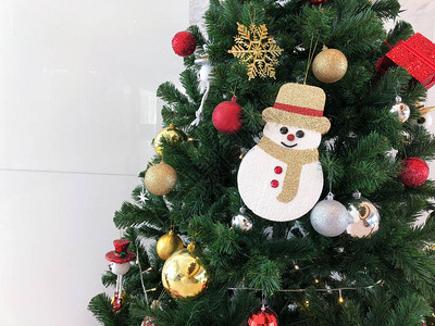 与雪人装饰的圣诞树图片