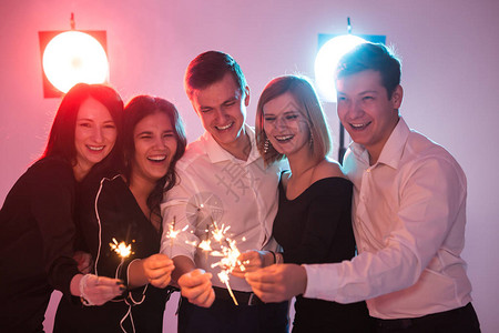 新年派对庆祝和节日概念年轻开朗的男女拿图片