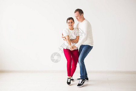 快乐的情侣跳舞社会舞蹈kizomba与bachataSals图片