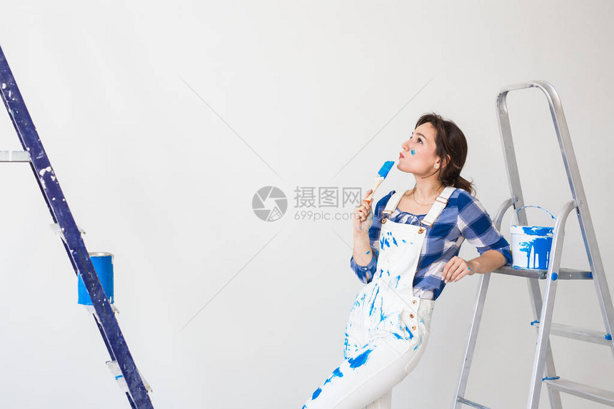 人翻修和工作概念站在梯子上和壁图片