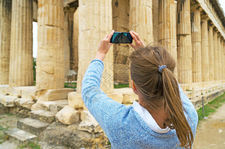 在希腊雅典拍摄赫菲斯托神庙的女人图片