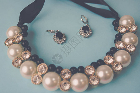 美丽昂贵的珍贵闪亮珠宝时尚迷人的珠宝项链和耳环图片