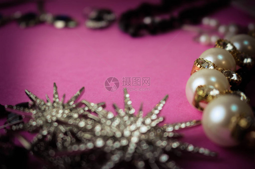 美丽的珍贵闪亮珠宝时尚迷人的珠宝套装项链耳环戒指链子带珍珠和钻石的胸针图片