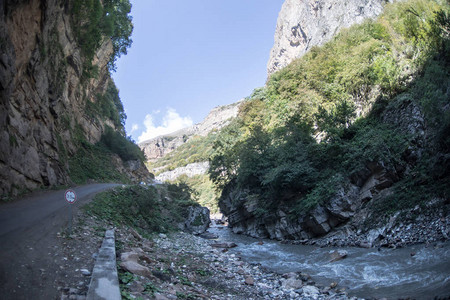 骑行山路在高山的雾蒙的山路多云图片