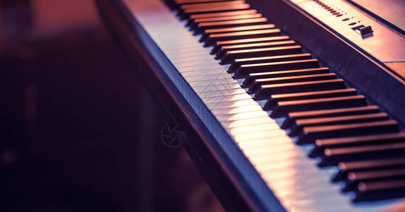 钢琴键特写在美丽的彩色背景上音高清图片