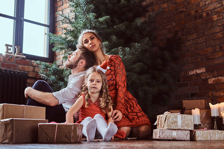 家里圣诞树旁边的礼物环绕着礼物包围着他们图片