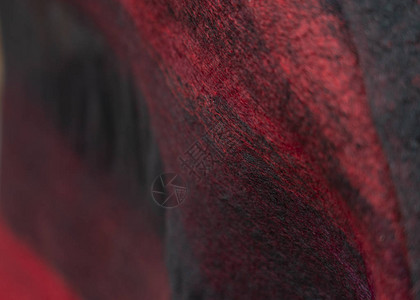 毡帘的背景是黑红色图片