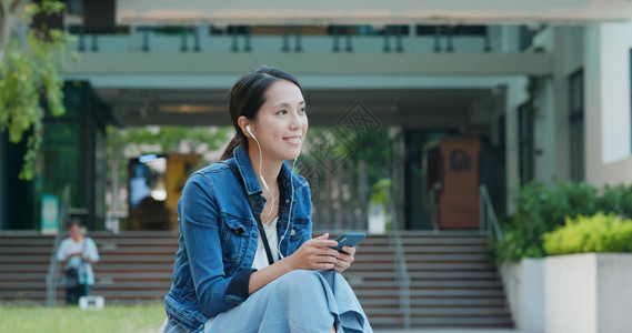 女人在手机上听音乐图片